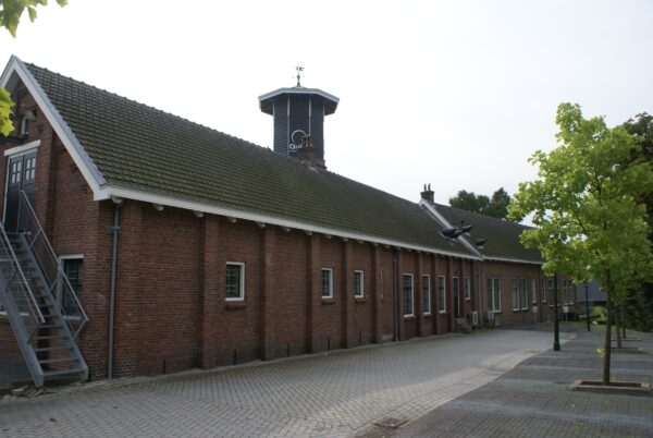 Werkplaats en timmerwinkel met glazen verbindingsgang.