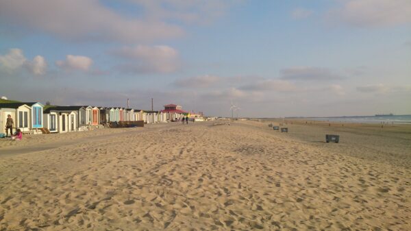 Strandhuisjes aan het strand en de zee in Wijk aan Zee.