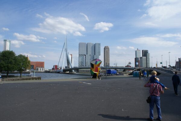 Opa draagt kleinzoon op Willemsplein, Erasmusbrug.