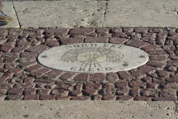 Marmeren plaat: Noorderwind op Sint Pieterplein.