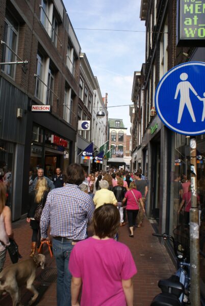 Winkelende mensen in de Donkersteeg, Leiden.