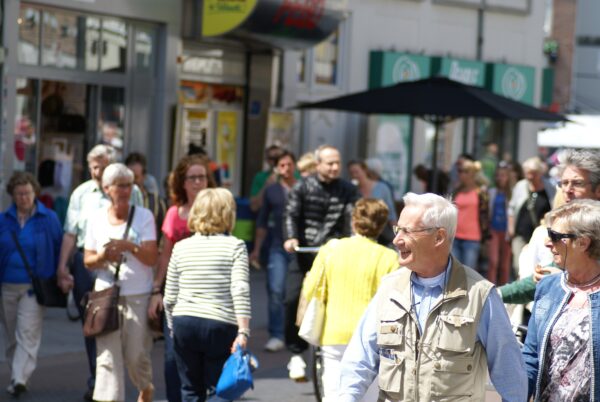 Markt in Den Bosch met winkelend publiek.