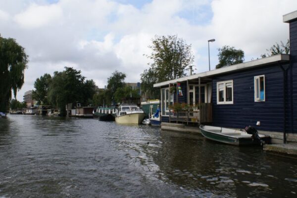 Woonboot op het water.</h1/>