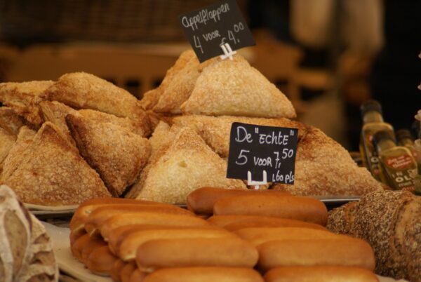 Vers brood en lekkernijen op de markt in Den Bosch.