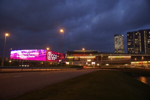 Ziggo Dome en Amsterdam ArenA in de avond.