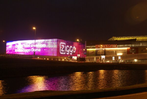 Ziggo Dome in Amsterdam Zuid-Oost, avond.