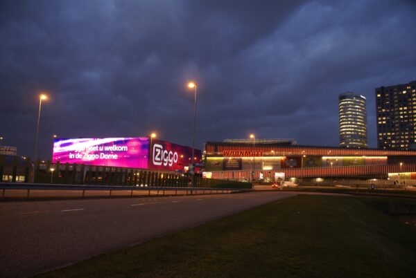 Ziggo Dome en Villa Arena in Amsterdam Zuid-Oost, avond.