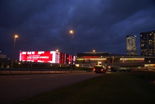 Ziggo Dome en Villa Arena in Amsterdam Zuid-Oost, avond. Bussen op de voorgrond.