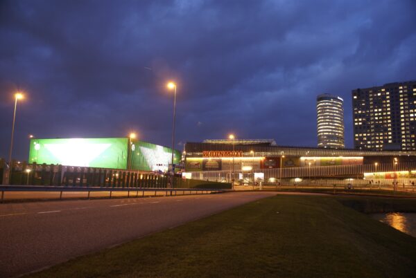Ziggo Dome en Villa Arena in schemering.