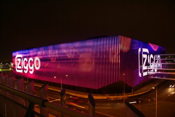 Ziggo Dome vanuit Villa Arena parkeerterrein 's avonds.