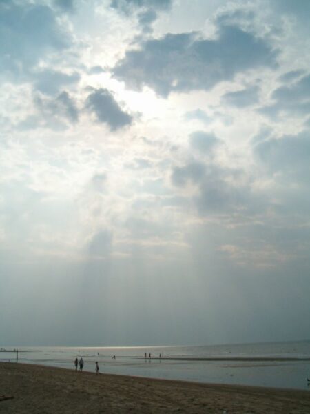 Strand Bloemendaal met zonnestralen.