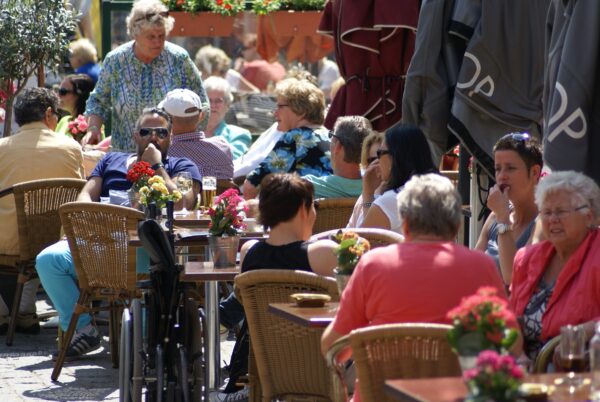 Vol terras in Den Bosch, zonovergoten.