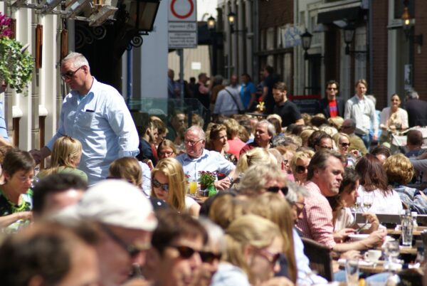 Zonnig terras in Den Bosch.
