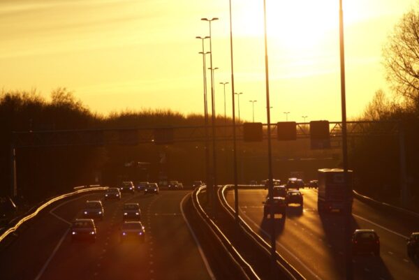 Zonsondergang A9 Amstelveen, rood door IJslandse vulkaanuitbarsting.
