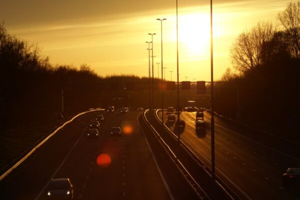 Zonsondergang A9 Amstelveen, rood door IJslandse vulkaanuitbarsting.