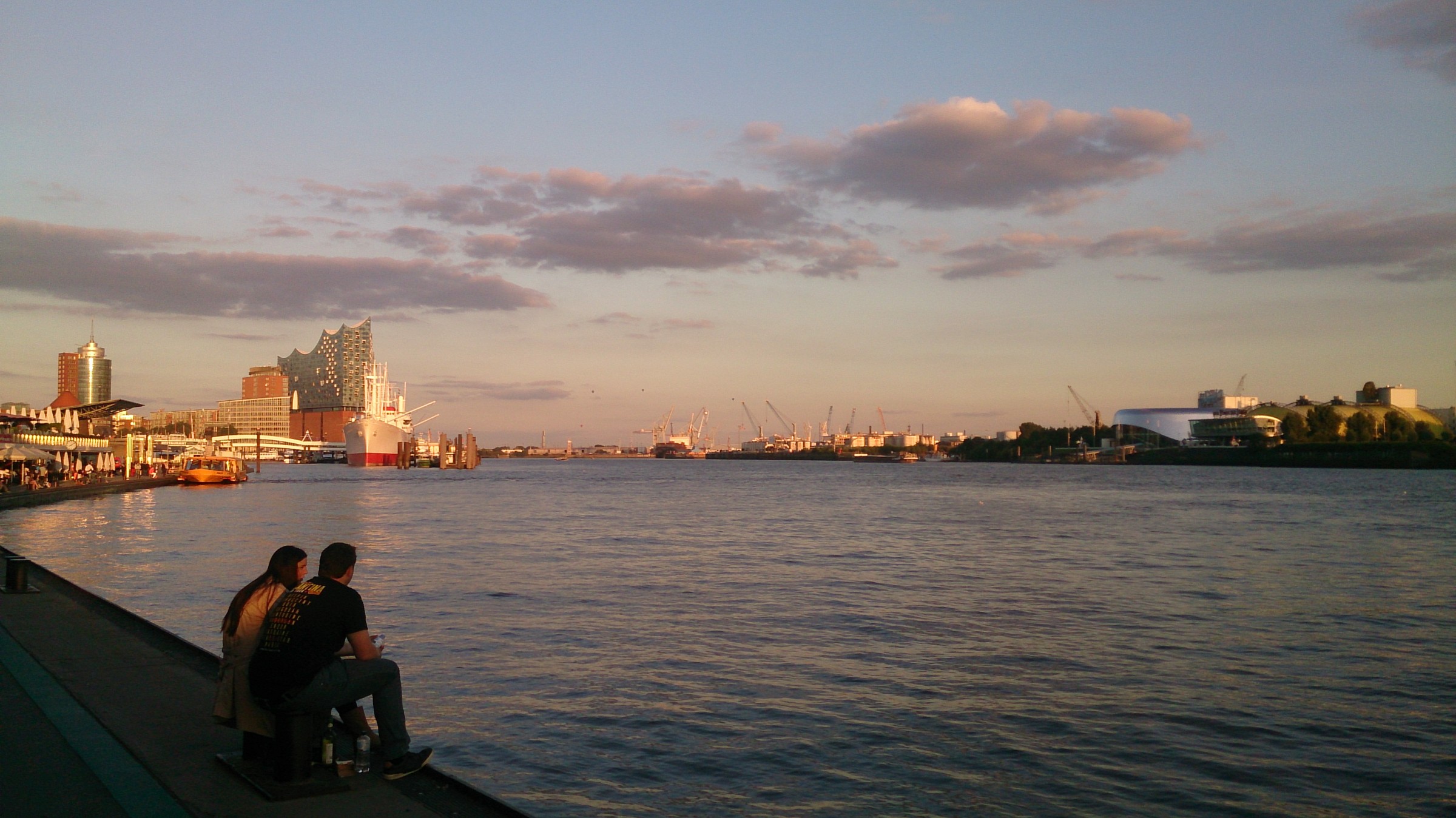 Zonsondergang over de Elbe in Hamburg.