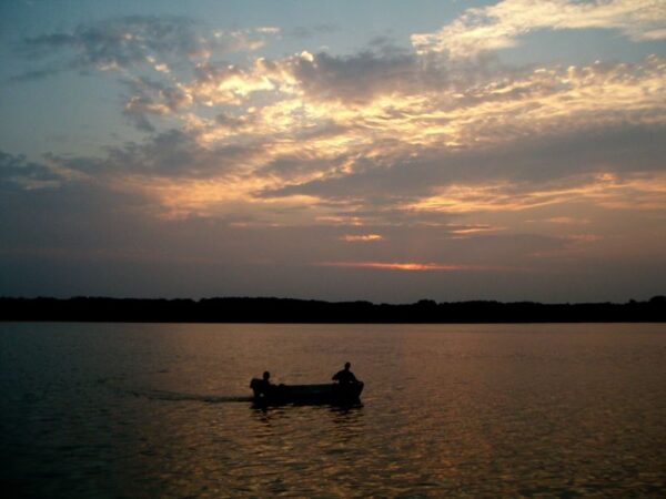 Zonsondergang bij de Poel met broer en vriendin in boot.