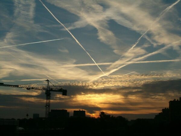 Zonsopkomst boven Amstelveen, gezien vanaf busstation parkeergarage.