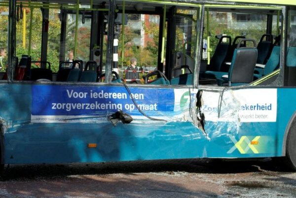 Vrolijke mensen bij een auto-ongeluk.