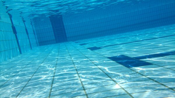 Zwembandbodem met blauwe tegels.
